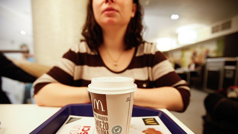 Una empleada de un local de comidas sometió a una clienta sacada