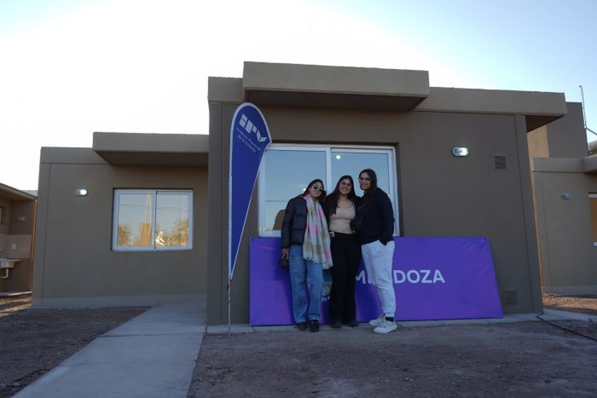 Flamantes adjudicatarias, felices con su casa nueva. Flamantes adjudicatarias, felices con su casa nueva.