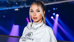 Explosión por la foto viral de Romina Malaspina con la bata totalmente abierta y ¡sin ropa!