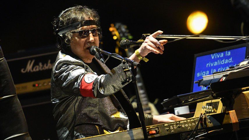 Tomaban cerveza y apareció Charly para darles un recital