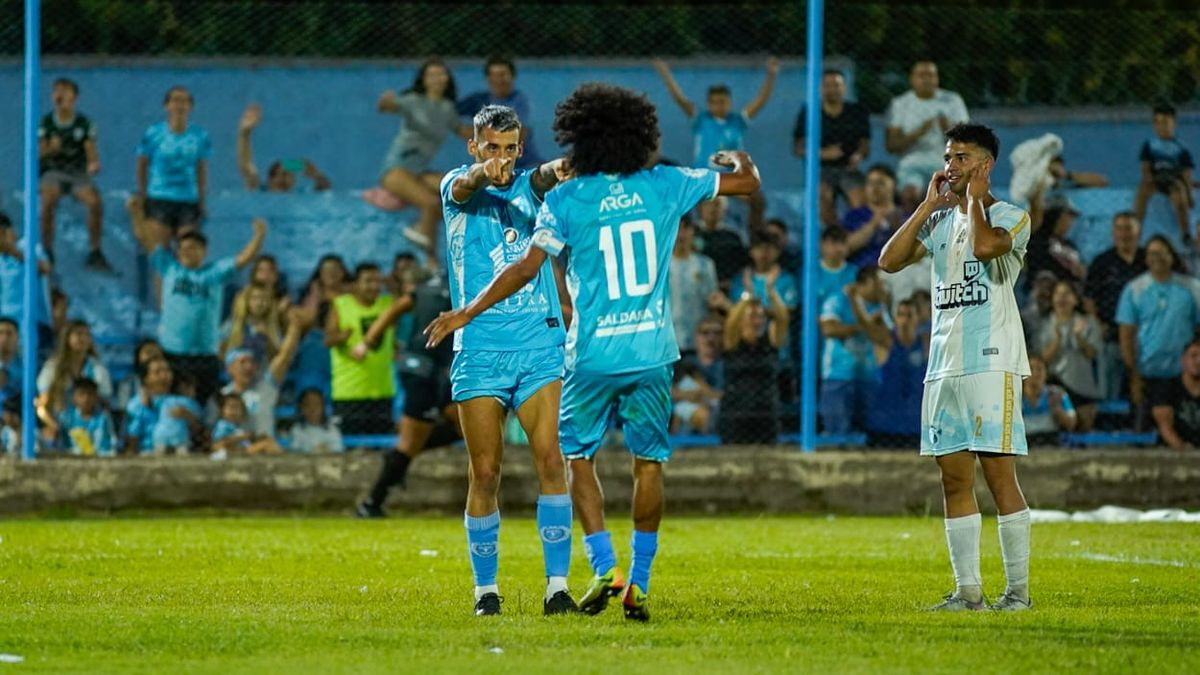 Francisco Agost festeja el gol junto a Nicolás Arce, en el gran triunfo ante Argentino de General Alvear. Francisco Agost festeja el gol junto a Nicolás Arce, en el gran triunfo ante Argentino de General Alvear.