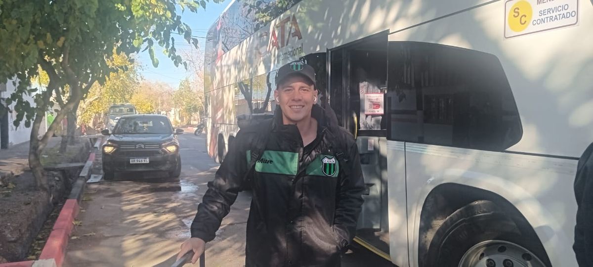 Luis García llegó sonriente y saludó a muchos amigos que dejó en Maipú. Luis García llegó sonriente y saludó a muchos amigos que dejó en Maipú.