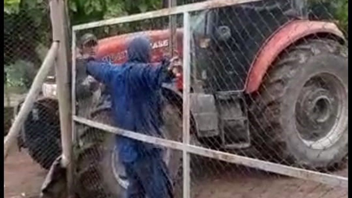 Grave conflicto en Colonia Segovia. El dueño de un campo avanza con su tractor contra un grupo de trabajadores que explotan la tierra desde hace años. Las agresiones fueron denunciadas ante la Justicia.
