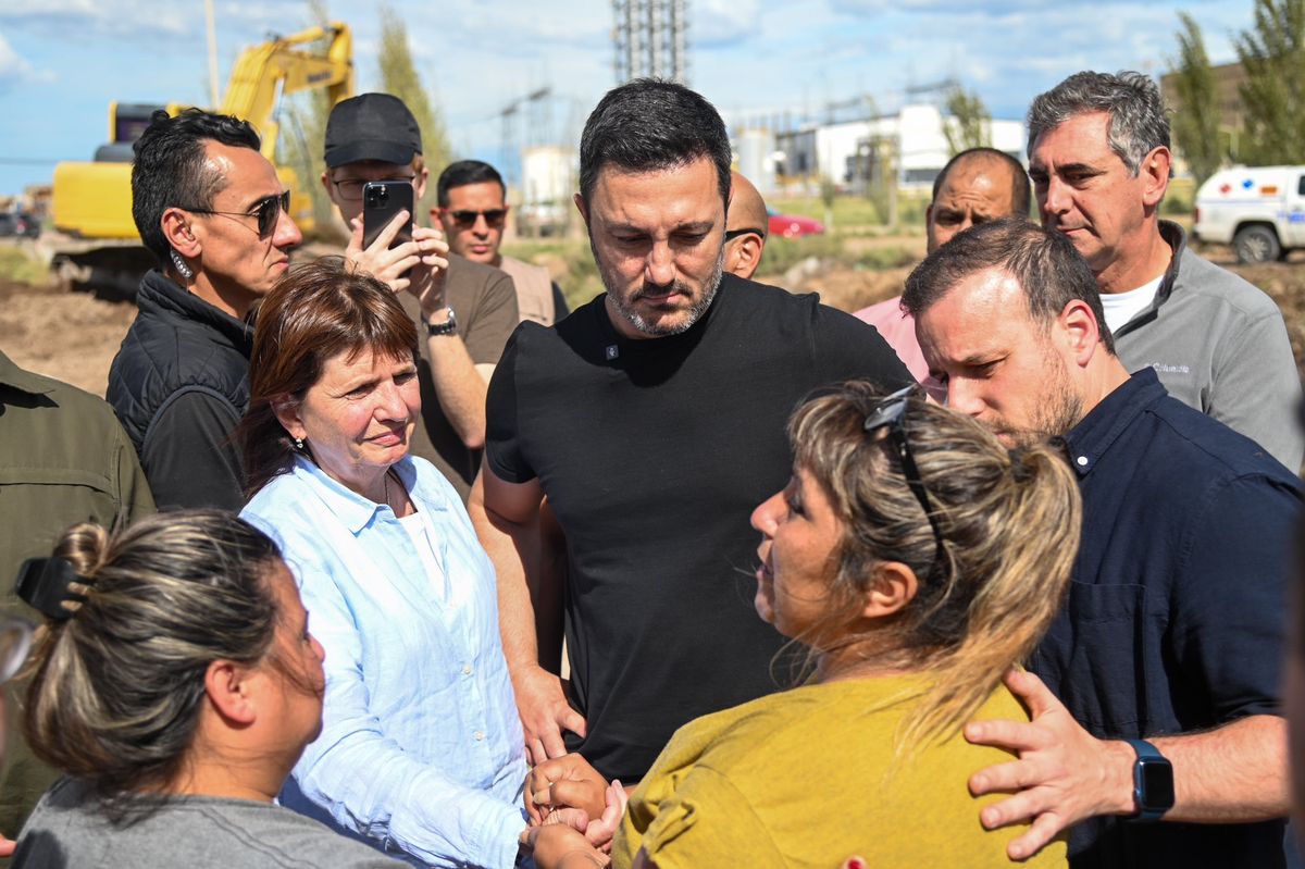 Patricia Bullrich y Luis Petri escuchan a damnificados por el temporal. Patricia Bullrich y Luis Petri escuchan a damnificados por el temporal.