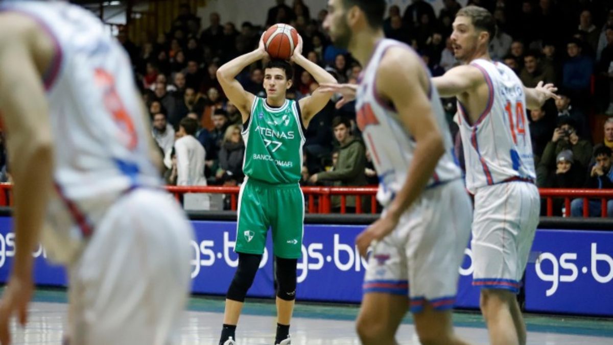 Atenas de Córdoba estuvo acertado en los tiros perimetrales y la defensa, y le volvió a ganar a Rivadavia Básquet. Atenas de Córdoba estuvo acertado en los tiros perimetrales y la defensa, y le volvió a ganar a Rivadavia Básquet.