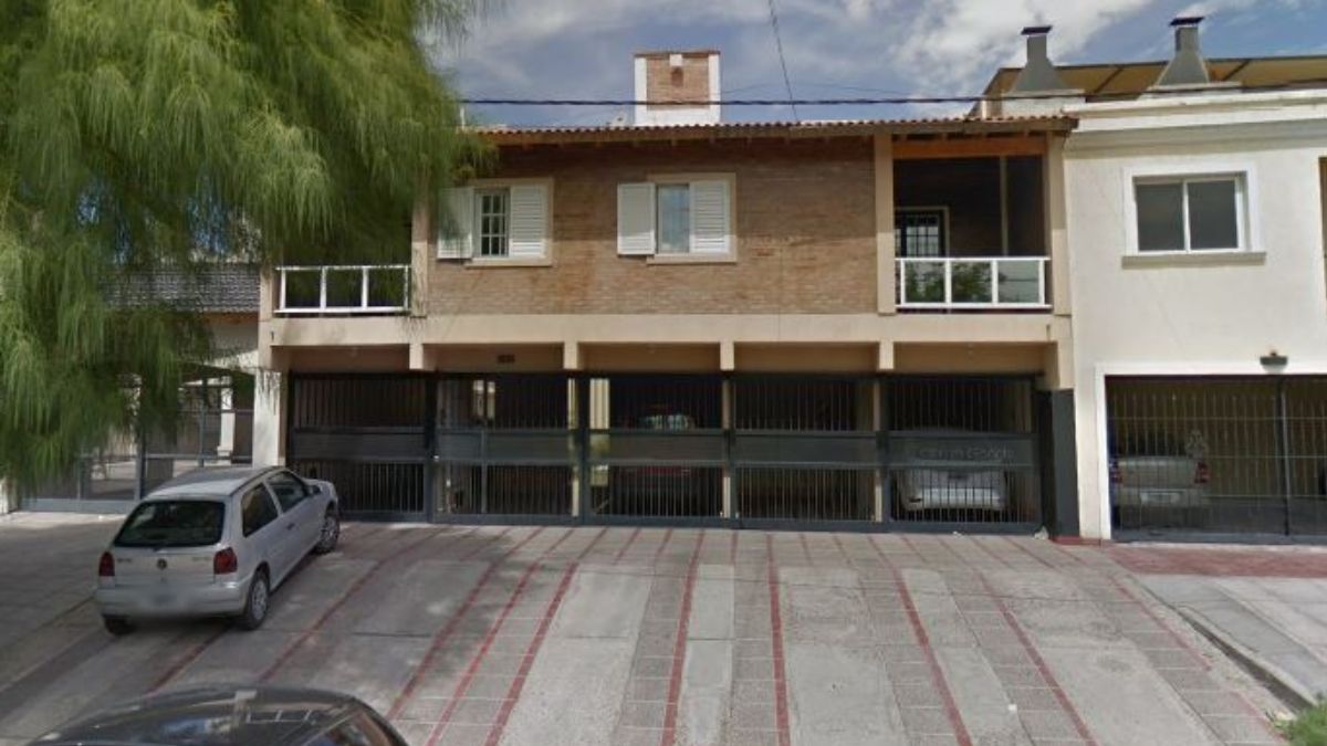 Un hombre encontró a su mamá muerta en el baño de su casa: los vecinos alertaron al 911