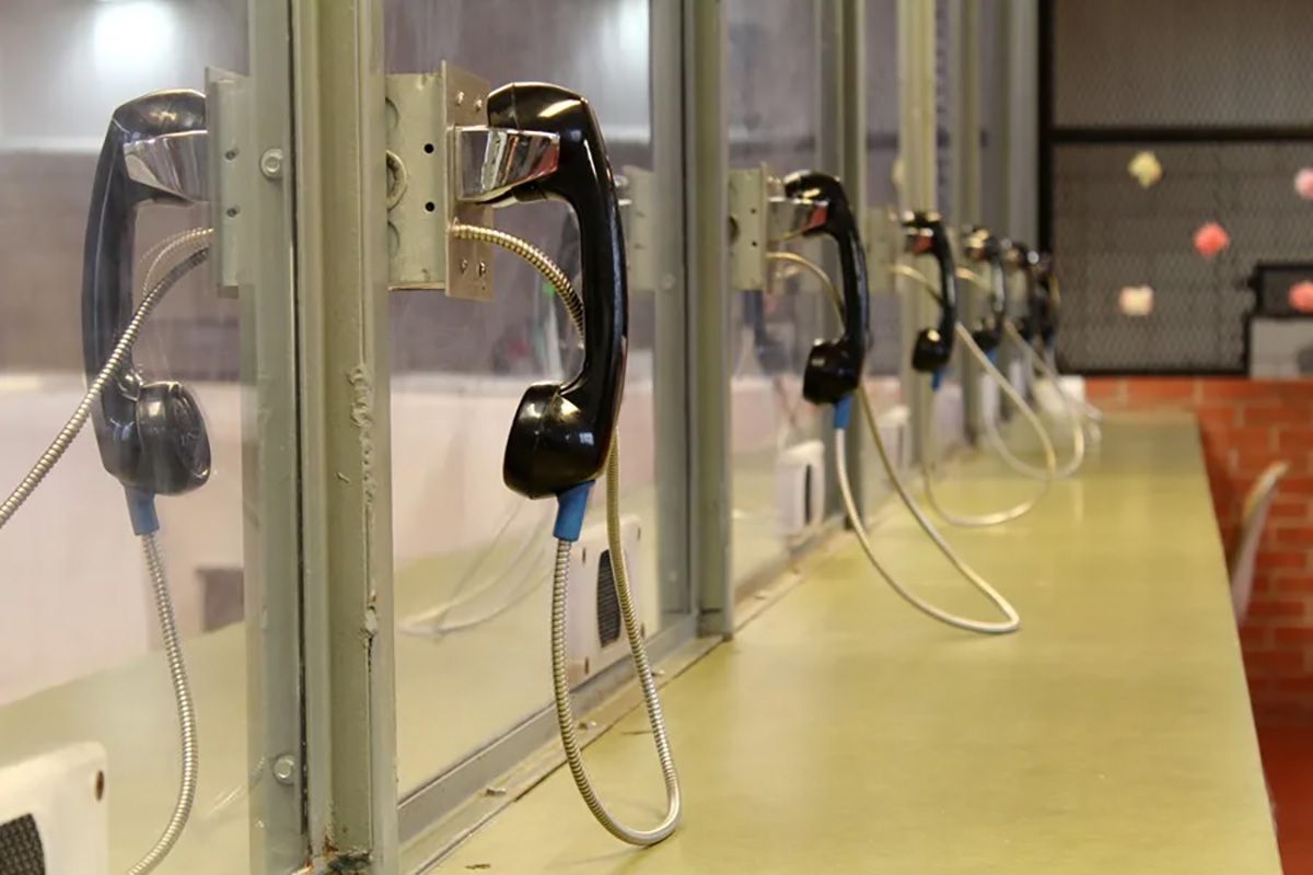 El estado de Florida lleva el récord de ejecuciones en lo que va del año. Varios teléfonos de la sala de visitas a los presos en la cárcel de Mountain View, Estados Unidos. Crédito: EFE/ Jorge Fuentelsaz.
