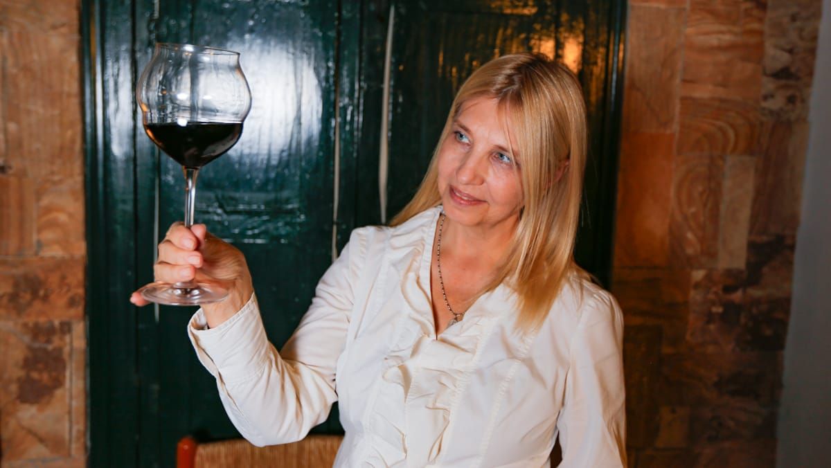Claudia Farina es comunicadora social y tiene una larga trayectoria en el periodismo del vino. Fue electa presidenta de Amuva