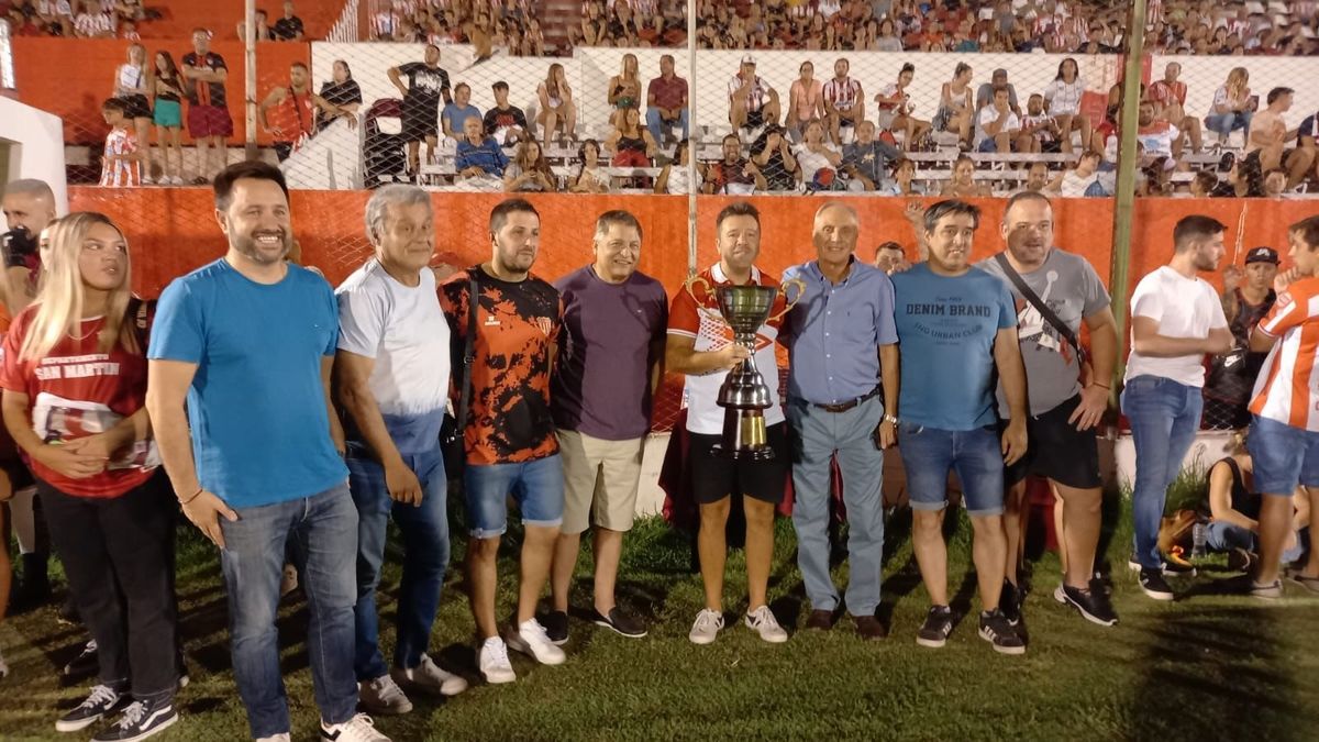 Damián Reyes con la comisión, al lado suyo está el vicepresidente Pipo Álvarez y el intendente Raúl Rufeil.