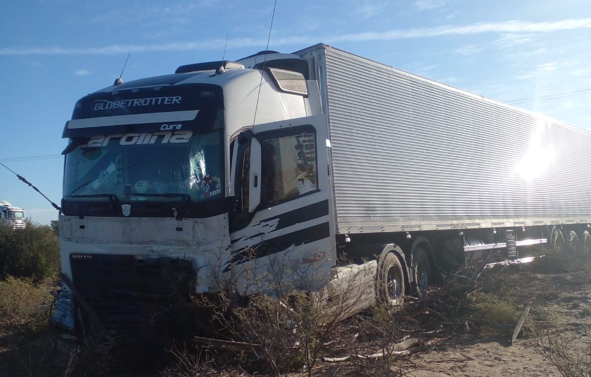 El camionero aseguró que el conductor de la Duster, que falleció en el acto, había perdido el dominio del vehículo. El camionero aseguró que el conductor de la Duster, que falleció en el acto, había perdido el dominio del vehículo.