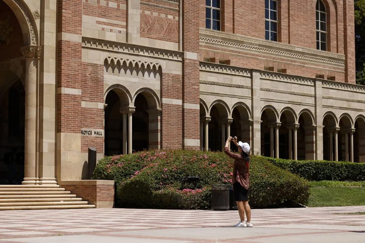 Una persona frente a la Universidad de California en Estados Unidos (Archivo). Crédito: EFE/ Caroline Brehman.