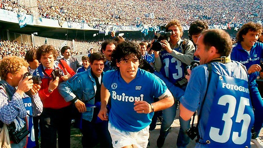 Diego Maradona revolucionó al fútbol europeo con su llegada al Nápoli.
