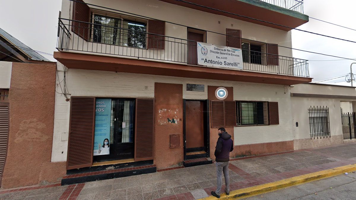 Un chico de 13 años llevó una pistola Bersa calibre 22 cargada al colegio Antonio Sarelli.