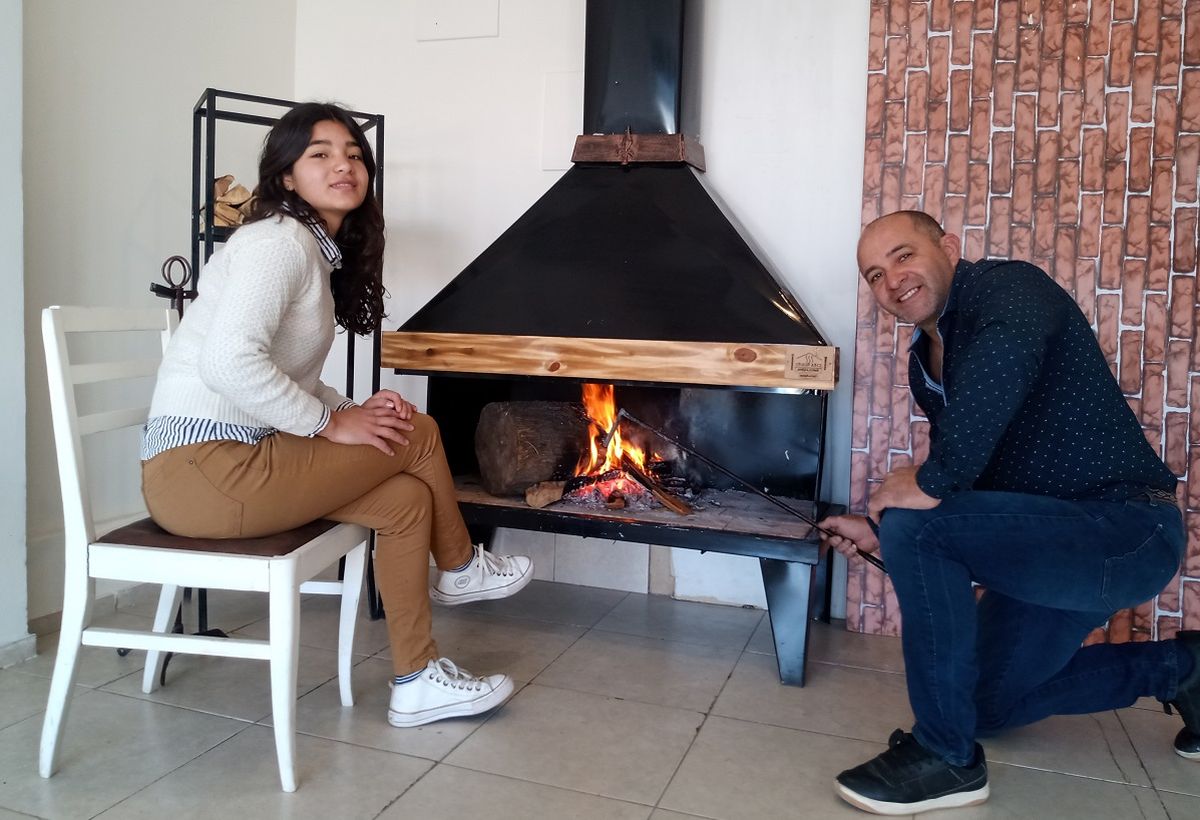 Luisina (16) se encarga pintar y su papá de soldar las estufas y churrasqueras. Luisina (16) se encarga pintar y su papá de soldar las estufas y churrasqueras.