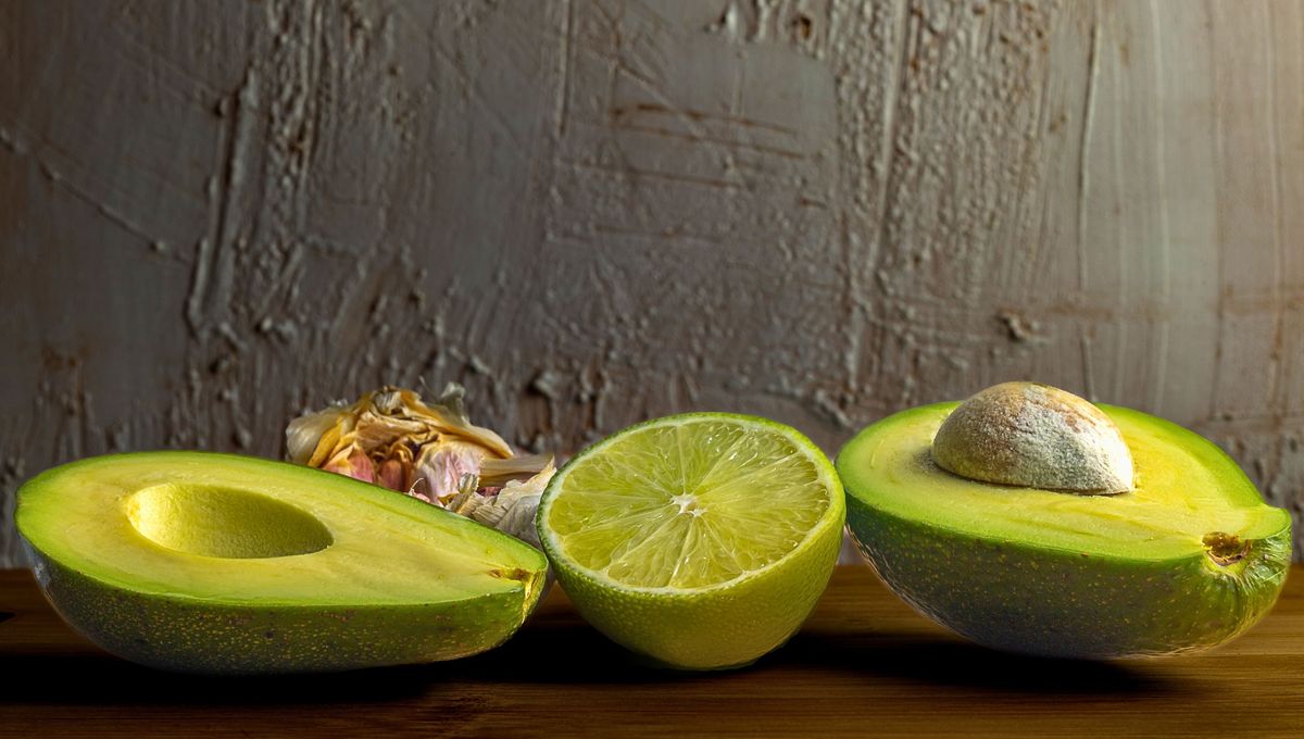 La oxidasa produce un tono marrón oscuro en la fruta La oxidasa produce un tono marrón oscuro en la fruta