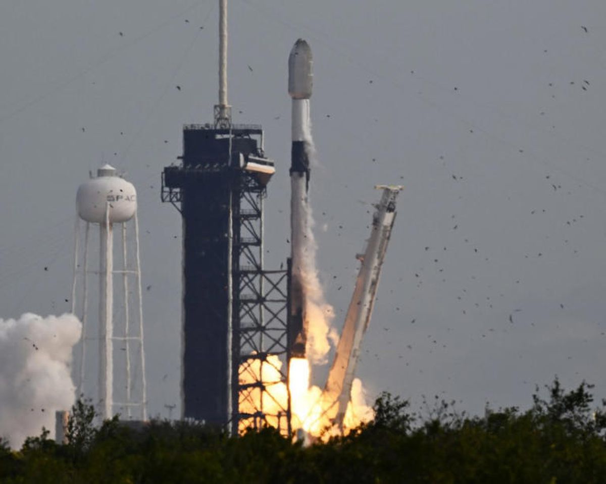 SpaceX lanzó los satélites Starlink desde el Centro Espacial Kennedy. SpaceX lanzó los satélites Starlink desde el Centro Espacial Kennedy. 