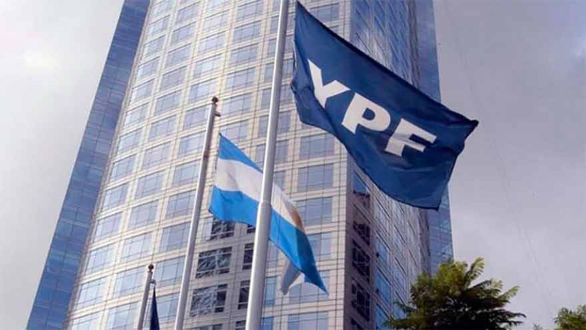 YPF mejoró las condiciones de su oferta y extendió el plazo del canje de su deuda por US$ 6.220 millones, en busca de dar un paso más hacia una reestructuración exitosa.