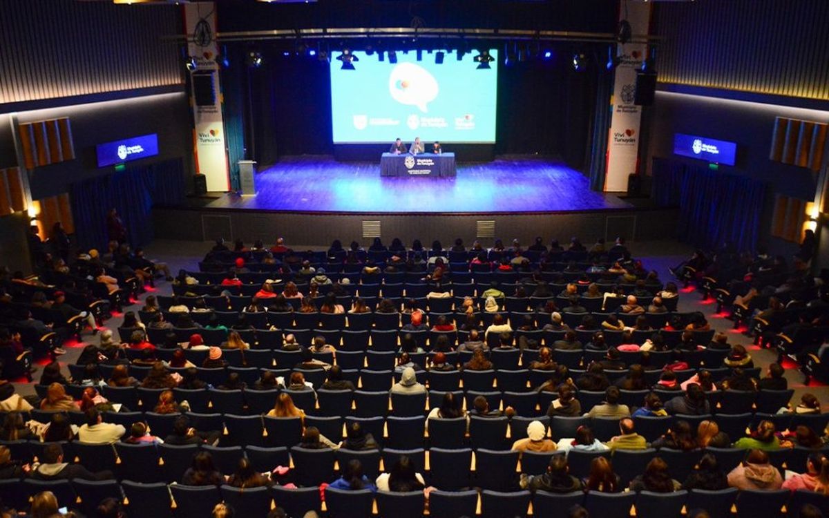 A cerimônia de inauguração da escola de idiomas Tunuyán.