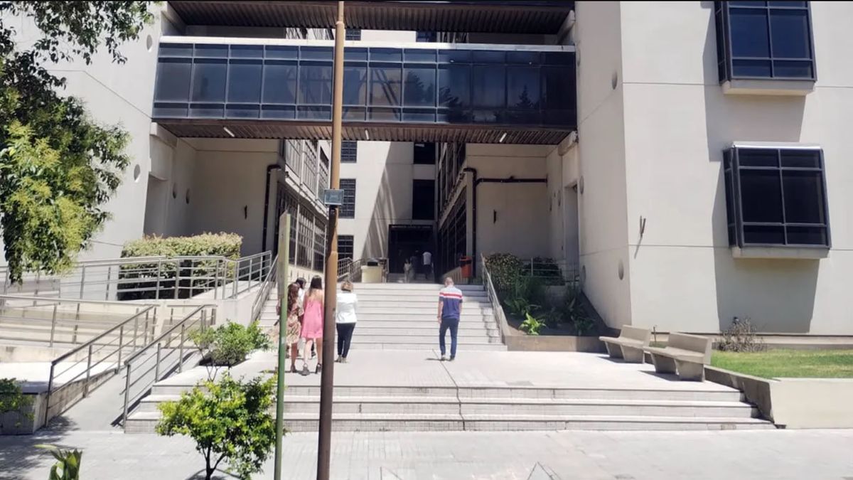 El pastor evangélico acusado de abusar de sus nietas se entregó este martes en la Fiscalía de Morón acompañado de su abogado El pastor evangélico acusado de abusar de sus nietas se entregó este martes en la Fiscalía de Morón acompañado de su abogado