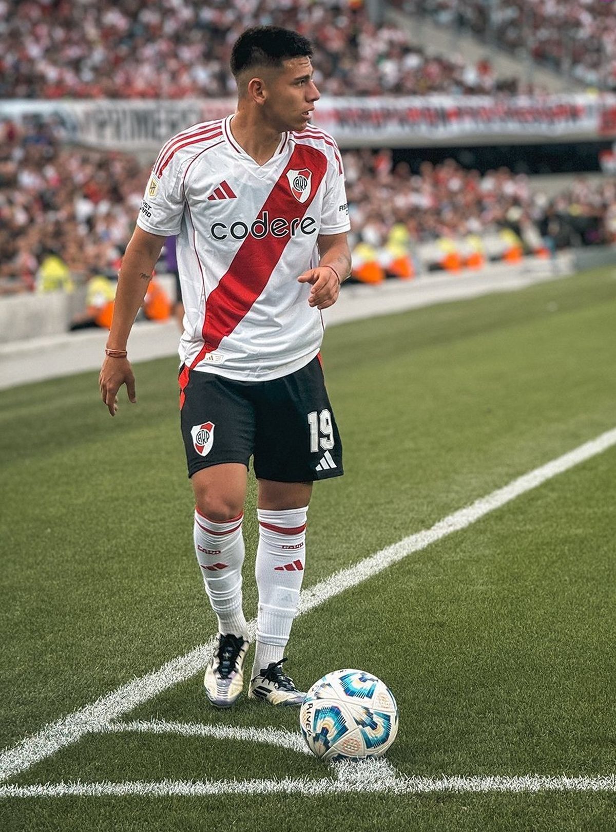 Claudio Echeverry será titular en River ante Instituto. Claudio Echeverry será titular en River ante Instituto.