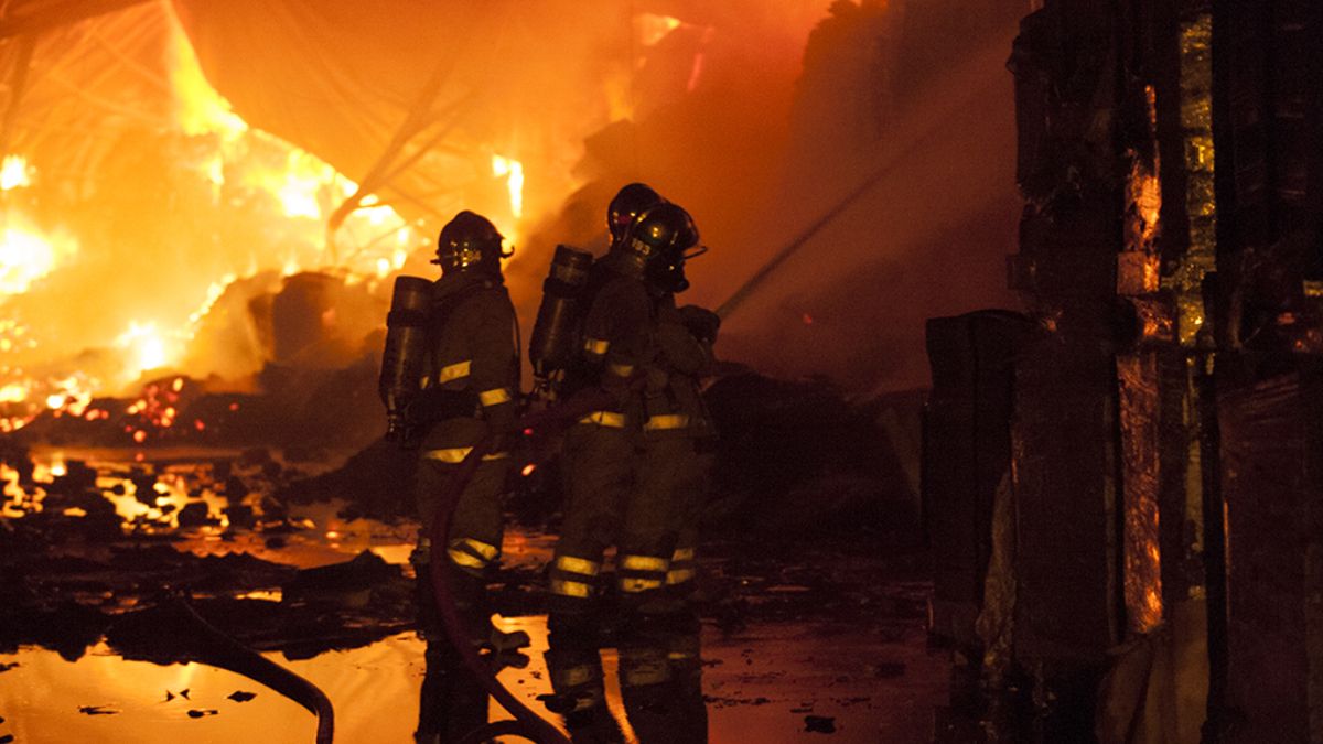 Esta es la foto que sirve de portada al libro Dos amigos por un sueño, que relata la creación y desarrollo del cuerpo de Bomberos Voluntarios de Luján de Cuyo, ideado y realizado por Ulises Vitale e Ichele Frenck.