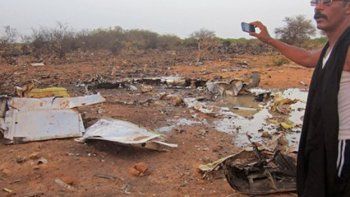Los investigadores buscan entre los escombros del avión accidentado de Air Algérie