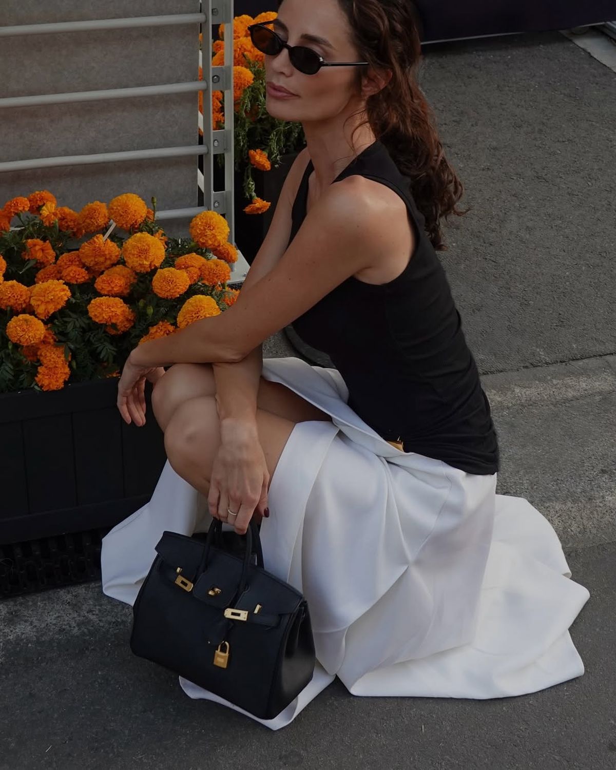 Los lentes de sol medios ovalados se adaptan a los looks urbanos. Los lentes de sol medios ovalados se adaptan a los looks urbanos.