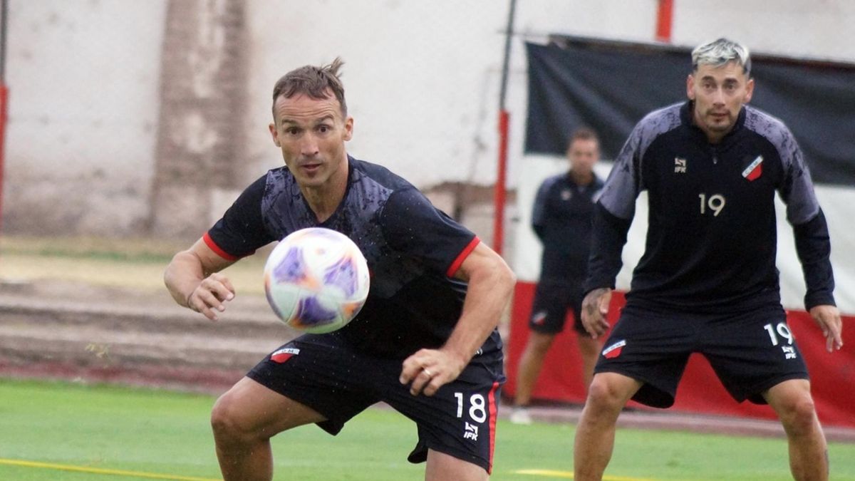 Gonzalo Klusener junto a Sambueza, otro de los jugadores experimentados de Maipú.