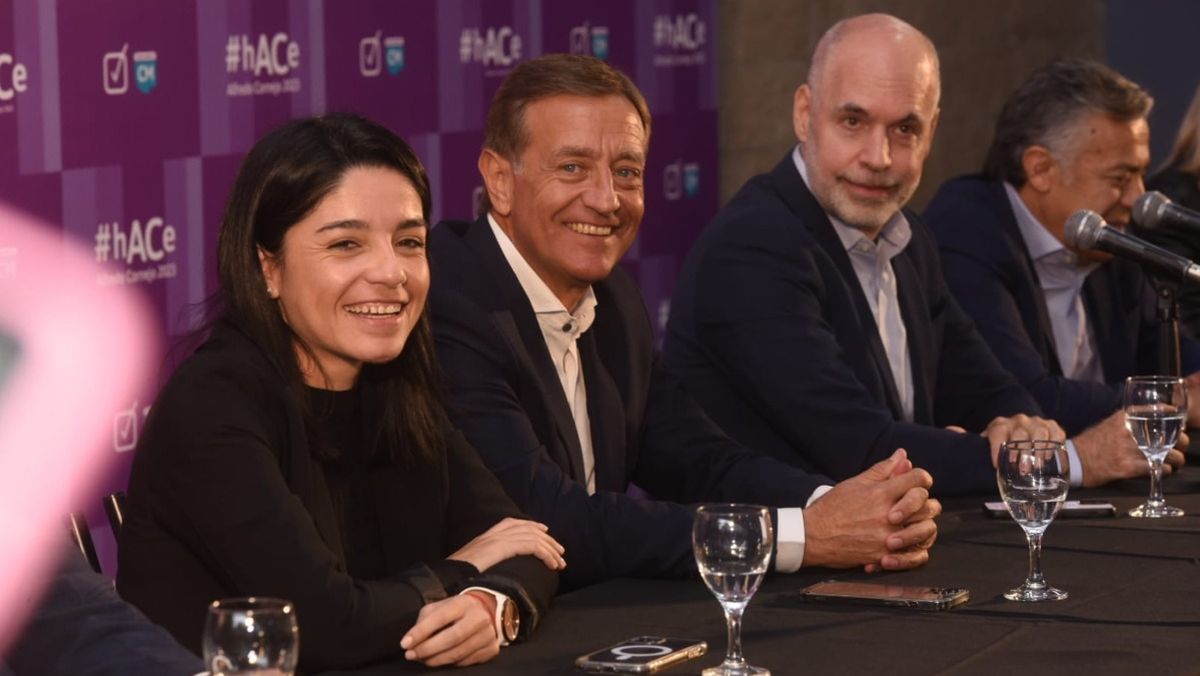 Divertidos. La concejala de Ciudad, Sol Salinas (PRO), el gobernador Rodolfo Suarez (UCR) y el jefe de gobierno porteño, Horacio Rodríguez Larreta.