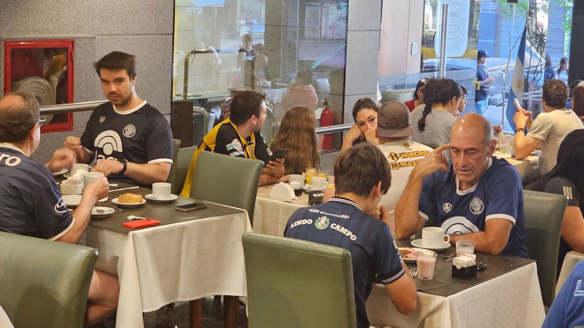 Hinchas de la Lepra y la Fragata viven con mucha tranquilidad la previa de la final por el ascenso. Foto: Nicolás Ríos (Diario UNO).