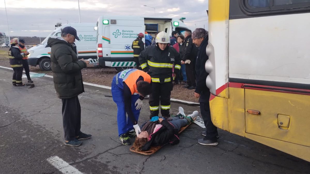 Varias ambulancias llegaron al lugar del accidente en Acceso Este y calle Tirasso, de Guyamallén para asistir a las víctimas.