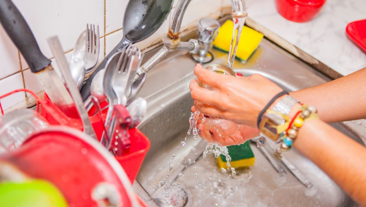 Lavar platos. Lavar platos. 