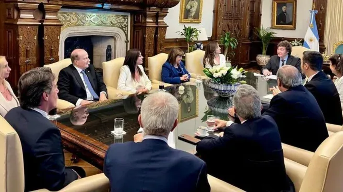 edit deletephotoParo de la CGT. Javier Milei reunió al Gabinete y analizó la huelga. 