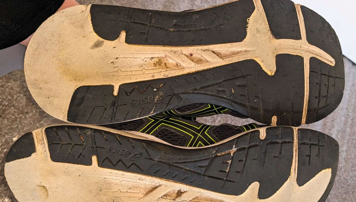 El truco casero definitivo para blanquear y limpiar la suela de las zapatillas