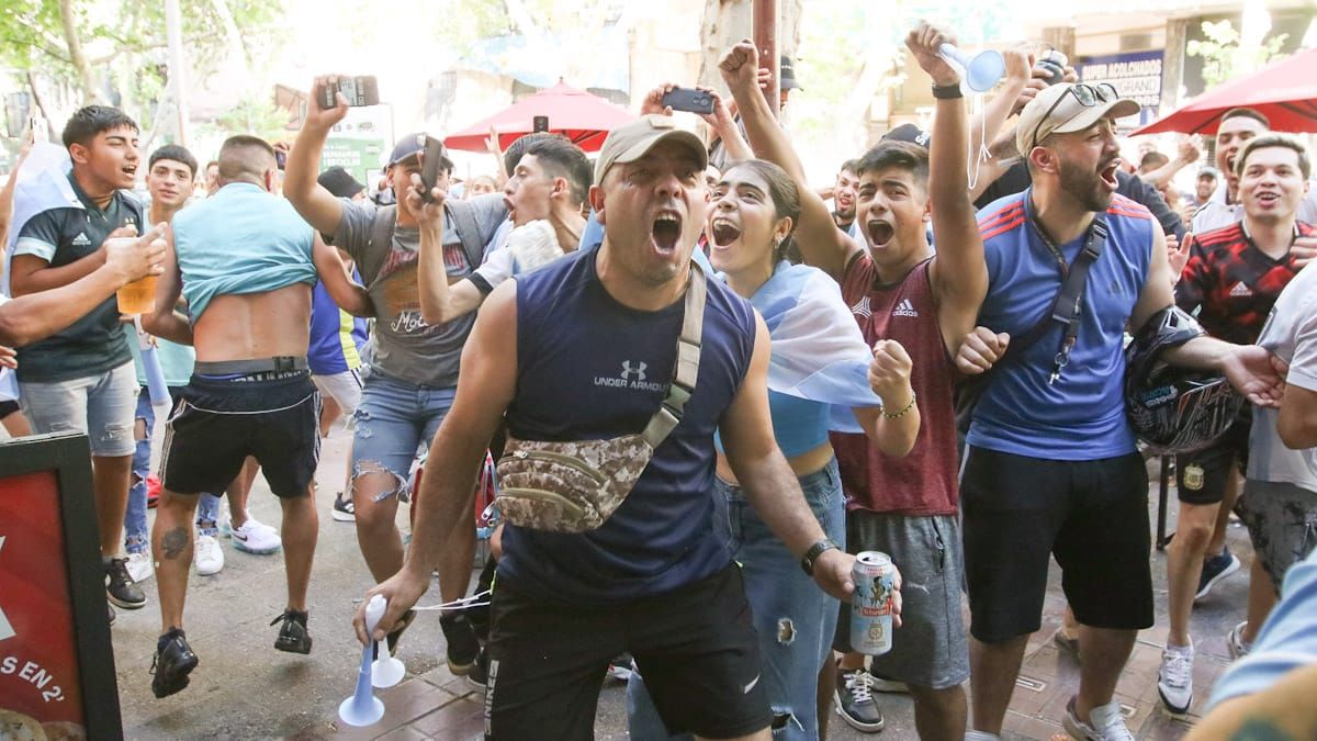 Desatados. El primer gol de Messi liberó la alegría de los simpatizantes.