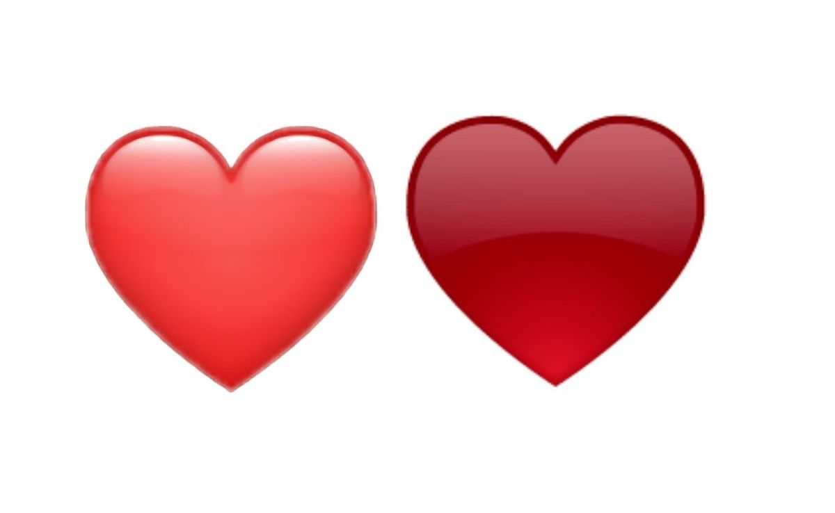 El emoji de la izquierda es el clásico corazón del amor y el de la derecha, el corazón de las cartas de póker 
