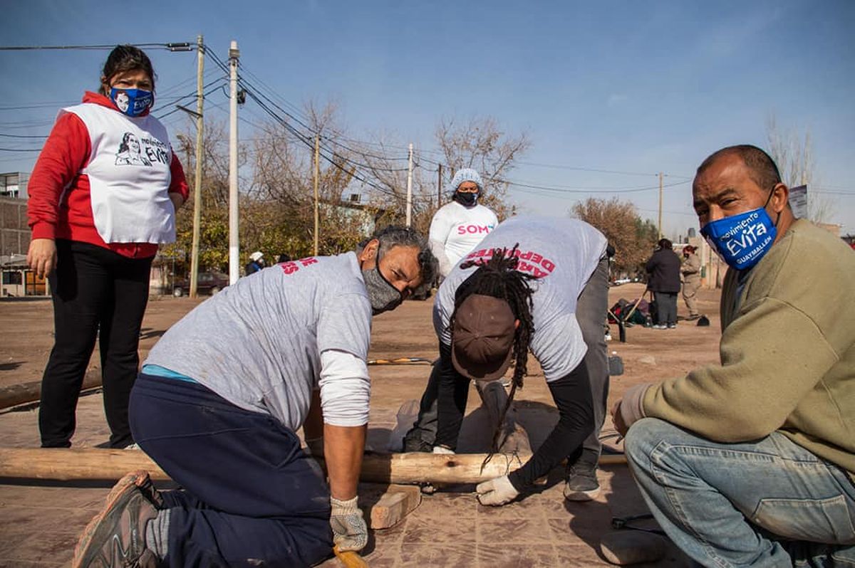 Hombres y mujeres integran el Movimiento Evita y realizan tareas comunitarias.