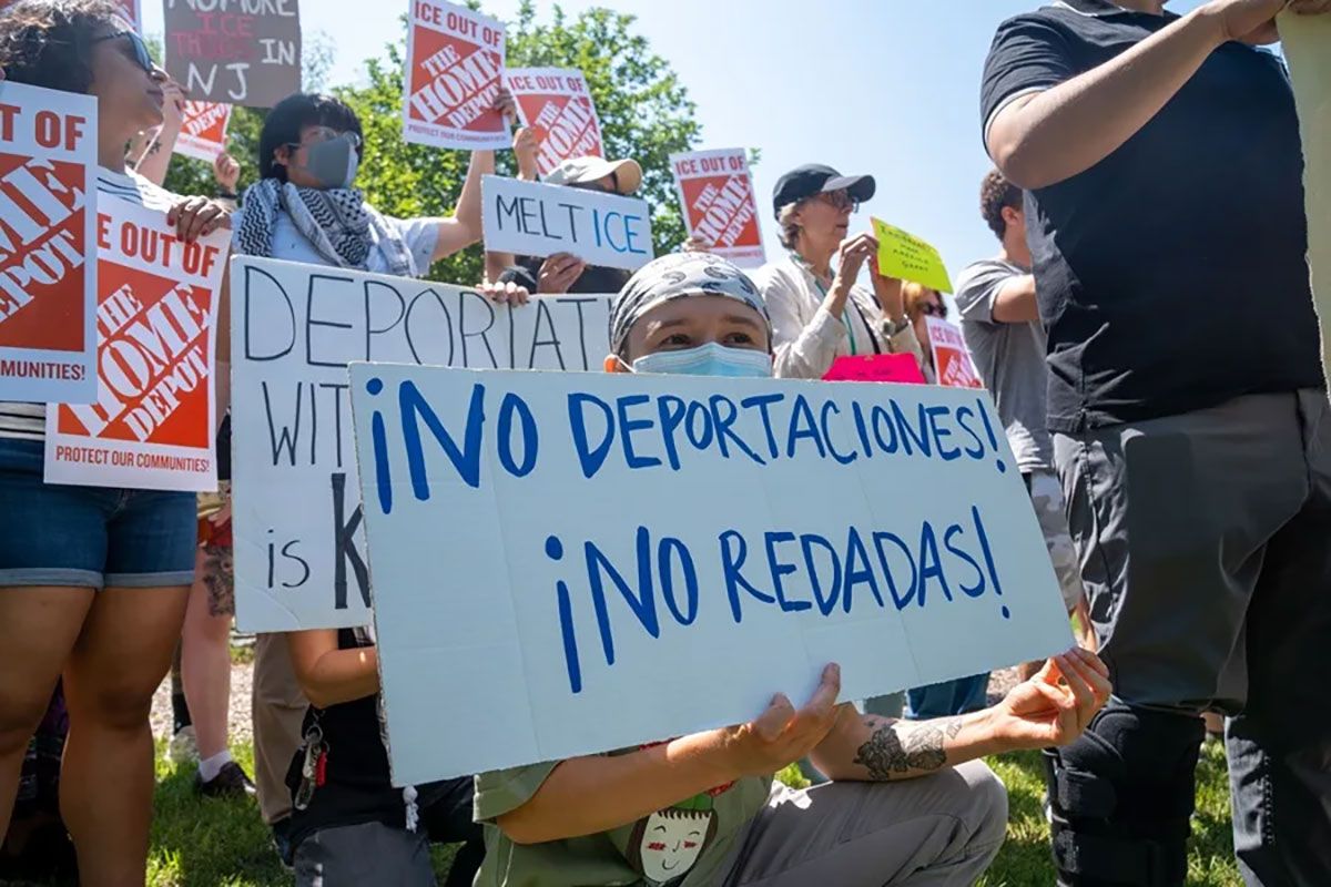 Crece el miedo entre los inmigrantes. Personas sostienen carteles durante una manifestación en apoyo a la Red Nacional de Organización de Jornaleros por las recientes redadas de ICE en los estacionamientos de The Home Depot
