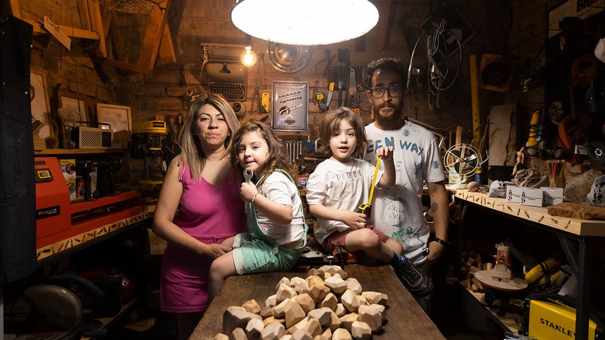 Javier Bertinatto, su pareja Marcela Porro y sus mellizos de cuatro años, Alondra y Lisandro. Javier Bertinatto, su pareja Marcela Porro y sus mellizos de cuatro años, Alondra y Lisandro.