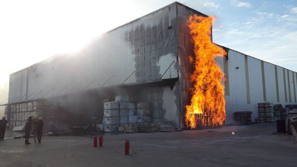 Voraz incendio en un depósito de Riomat