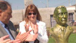 Intendenta kirchnerista inauguró el primer busto de Macri en el país