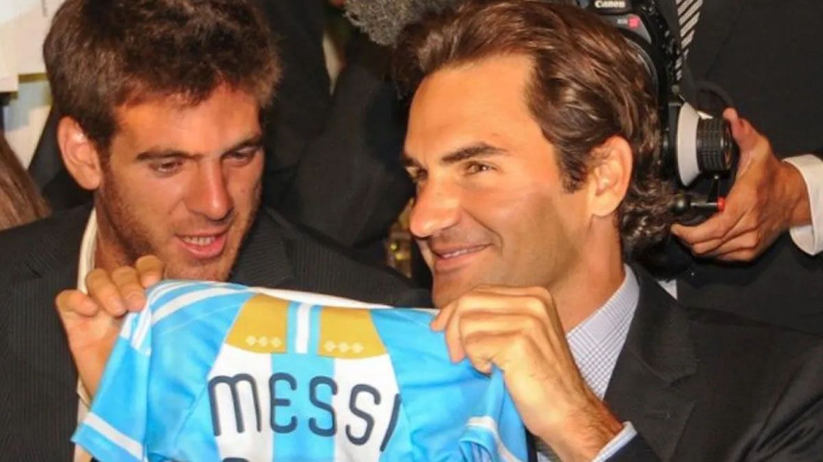 Roger Federer con la camiseta de Lionel Messi durante una de sus visitas a Argentina