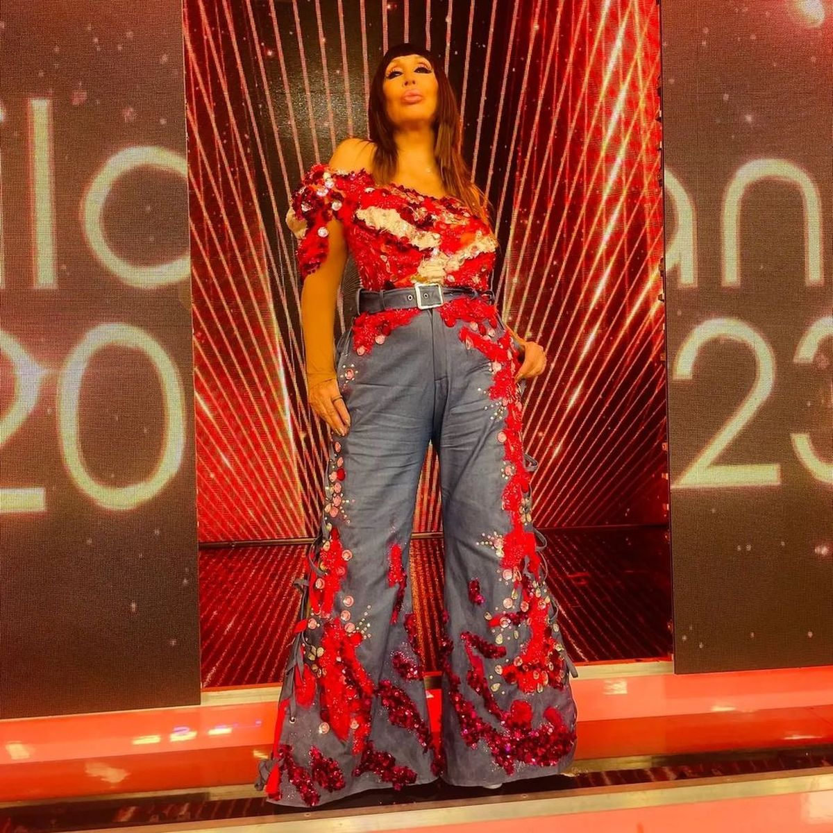 Moria Casán se suma a los pantaloncitos con aberturas y los lleva como ninguna paralizando el Bailando 2023. Moria Casán se suma a los pantaloncitos con aberturas y los lleva como ninguna paralizando el Bailando 2023.