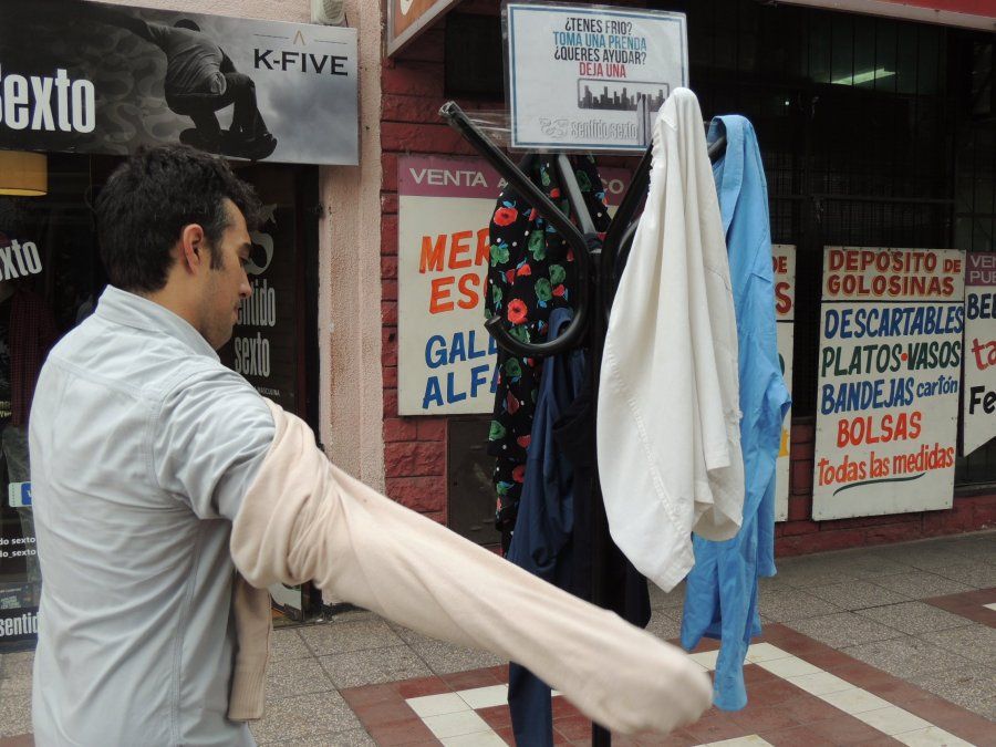 Luego de la heladera social, llegó el perchero solidario