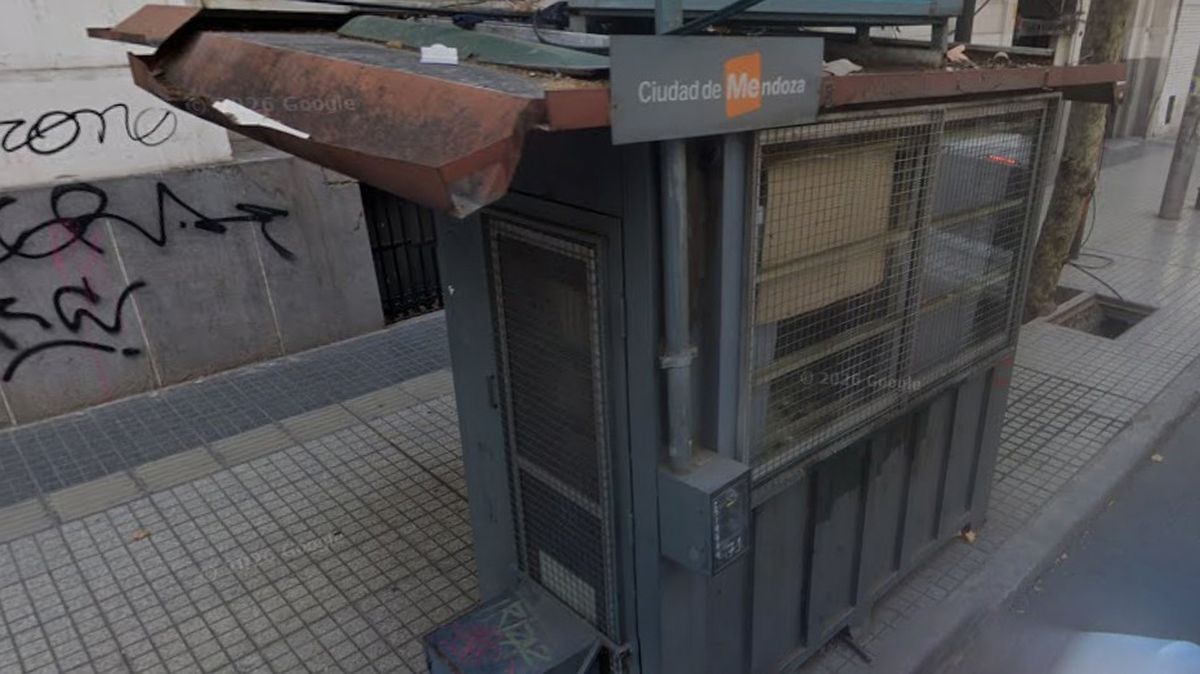 Uno de los más de 50 escaparates de diarios y revistas en la Ciudad de Mendoza.