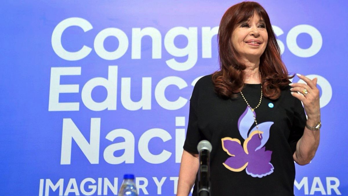 La ex presidenta Cristina Kirchner confirmó su nombre en la lista del peronismo para la Legislatura bonaerense. La ex presidenta Cristina Kirchner confirmó su nombre en la lista del peronismo para la Legislatura bonaerense.
