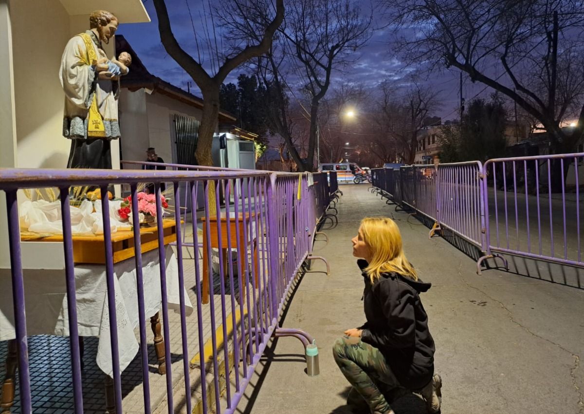 Una de las primeras creyentes que se acercó este lunes a rezarle a San Cayetano en Mendoza. Foto: Pablo Gamba. 