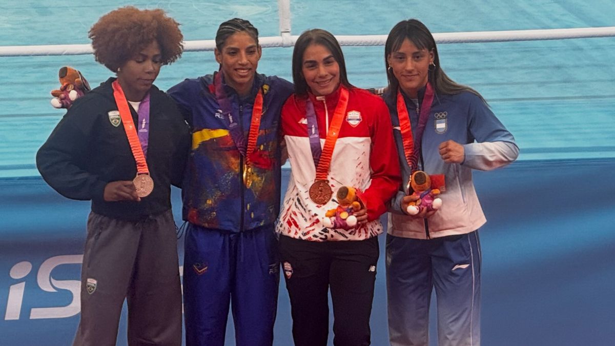El podio del boxeo amateur de los 57kg: la subcampeona Cerqueira Romeu, la campeona Omailyn Cegovia; y las terceras, la paraguaya Minerva Mereles y Delfina Arancibia. El podio del boxeo amateur de los 57kg: la subcampeona Cerqueira Romeu, la campeona Omailyn Cegovia; y las terceras, la paraguaya Minerva Mereles y Delfina Arancibia.