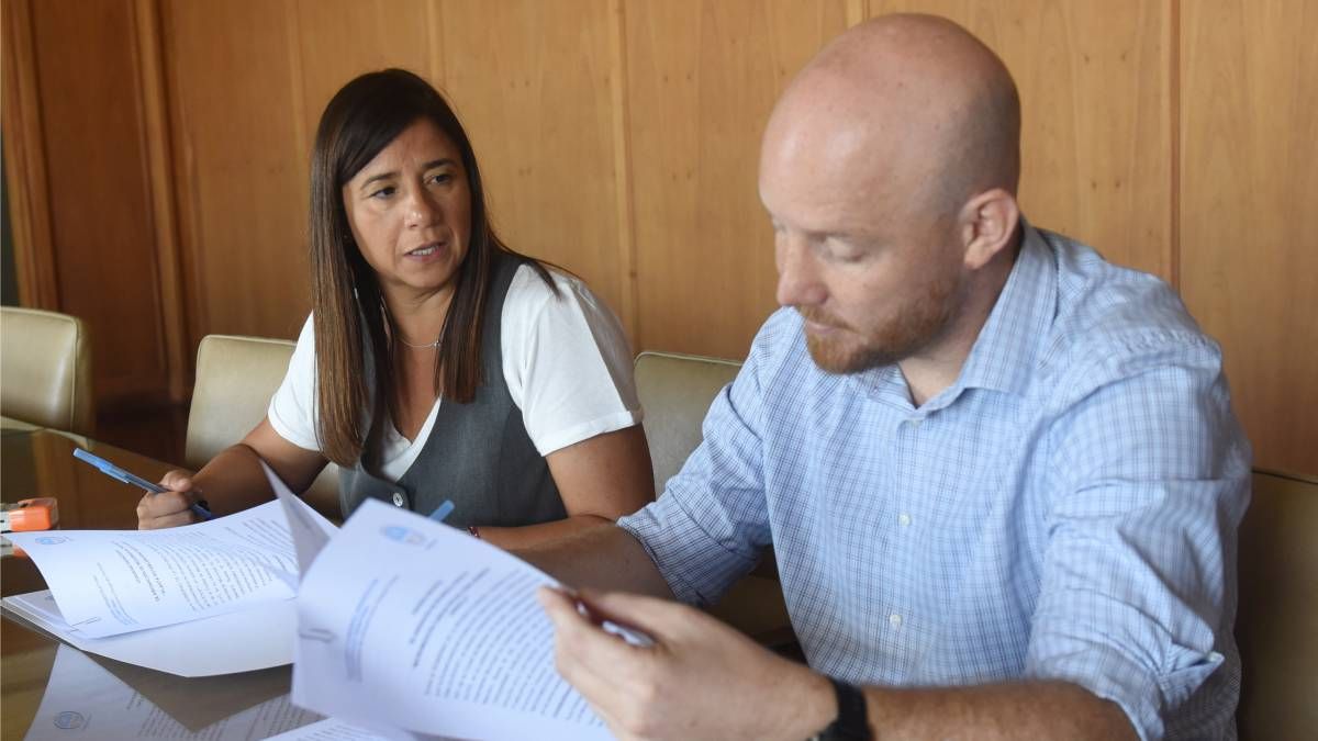 La subsecretaria de Obras Públicas, Marité Badui y el intendente de Luján, Esteban Allasino.