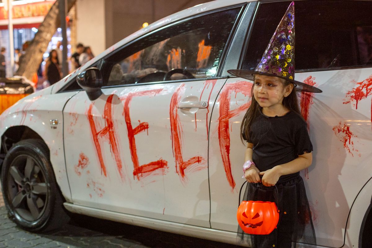 Hasta un auto fue intervenido para la ocasión. Y esta hermosa brujita se llevó una postal del momento. Hasta un auto fue intervenido para la ocasión. Y esta hermosa brujita se llevó una postal del momento.